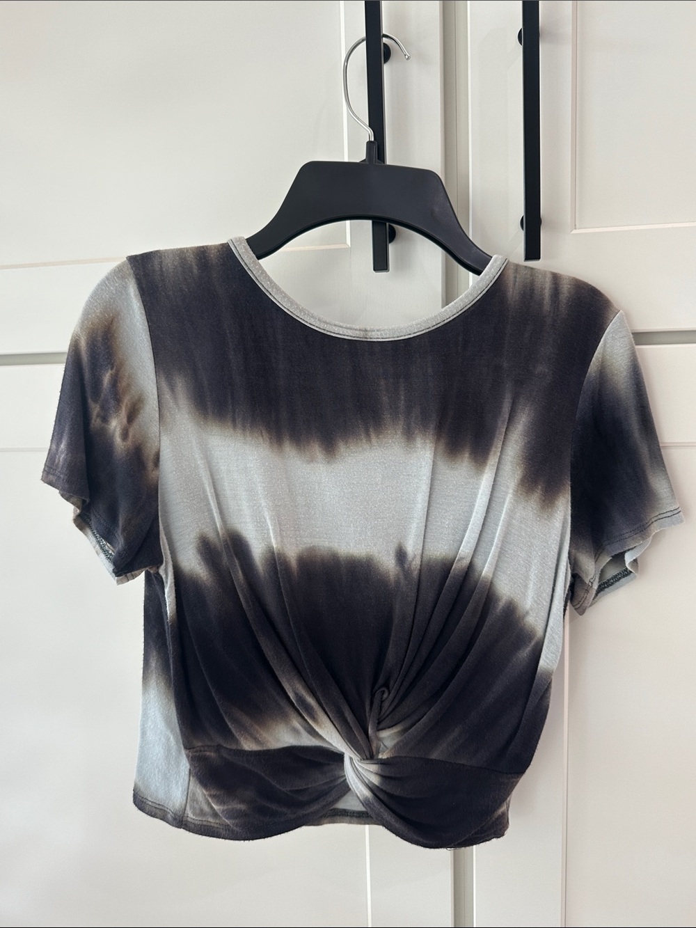 Women’s Knot-Front Tie-Dye Tee - Black & Gray